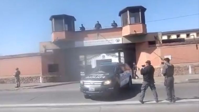 Así trasladaban a Victor Sotacuro Lázaro desde el Complejo Penitenciario N° 1 Gorriti rumbo al penal de Ezeiza.