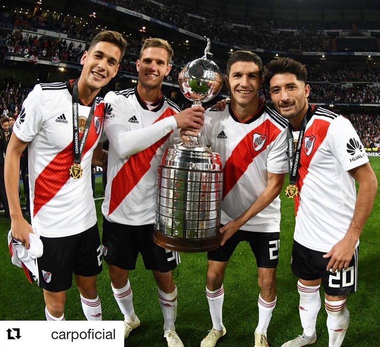 Martínez Quarta, Bruno Zuculini, Nacho Fernández y Milton Casco con la Libertadores que ganó River Plate en el Bernabéu.&nbsp;