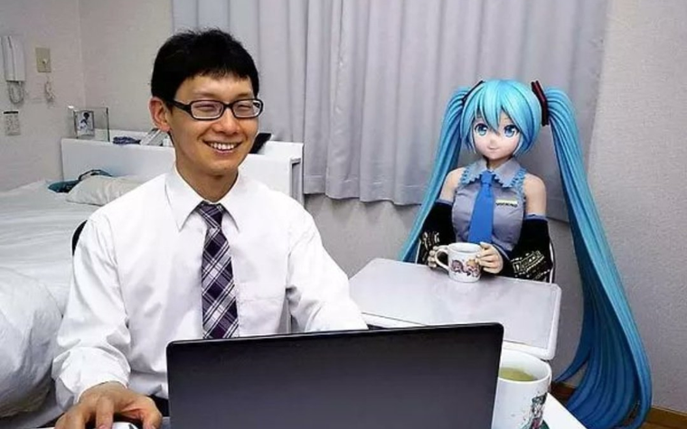 Akihiko Kondo se casó con Hatsune Miku, una personaje de anime que es cantante y es representada por un holograma. Foto: X