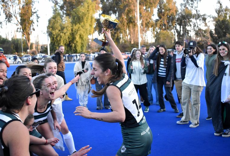 Banco Mendoza se consagró en el Apertura de hockey sobre césped. Foto: Prensa CPBM