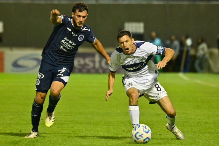 Nacho Fernández se lleva el balón ante la marca de un mediocampista de Acassuso. Insólito lo que pasó en el duelo de Copa Argentina entre el Lobo y Suso.&nbsp; &nbsp;