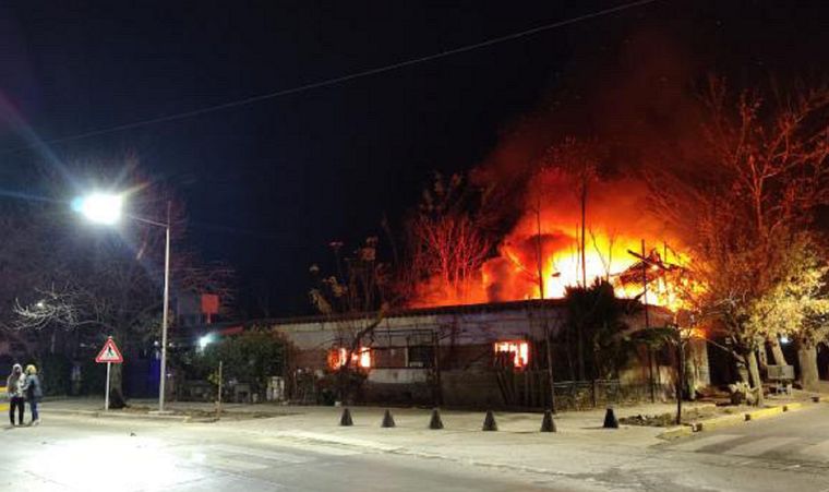 Así ardía la vivienda de Guaymallén al momento del siniestro Así ardía la vivienda de Guaymallén al momento del siniestro