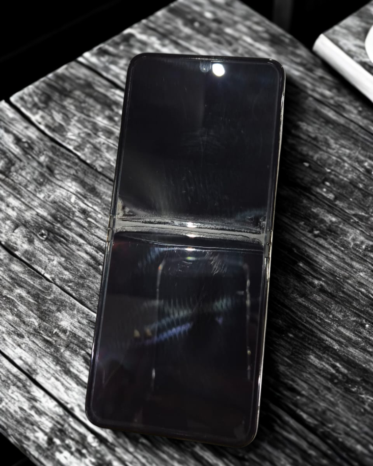 Samsung Galaxy ZFlip 5: el notorio pliegue y el desprendimiento del film protector. Samsung Galaxy ZFlip 5: el notorio pliegue y el desprendimiento del film protector.