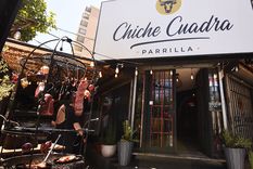 El mendocino Carlos Chiche Cuadra es el creador de la parrilla que lleva su nombre uno de los ricones más argentinos en todo Chile. Foto: Marcos García/MDZ