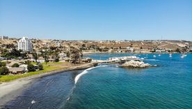 Gracias a su pendiente suave, esta playa permite caminar varios metros dentro del agua sin que cubra de inmediato. Gracias a su pendiente suave, esta playa permite caminar varios metros dentro del agua sin que cubra de inmediato.