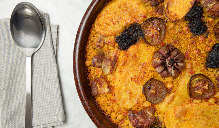 Aunque hoy es muy popular, antiguamente la receta era t&iacute;pica de los d&iacute;as en que se encend&iacute;a el horno para hacer pan, aprovechando el calor residual para preparar este delicioso arroz.