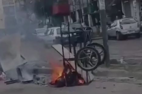 En el barrio Fuerte Apache se encontró un cadáver prendido fuego en plena vía pública. Investigan un presunto ajuste de cuentas en el contexto de una guerra narco. En el barrio Fuerte Apache se encontró un cadáver prendido fuego en plena vía pública. Investigan un presunto ajuste de cuentas en el contexto de una guerra narco.