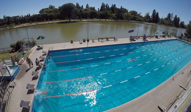 El Club Mendoza de Regatas es otro de los puntos fuertes en cada temporada de verano donde la pileta de la sede central se ve colmada día a día. El Club Mendoza de Regatas es otro de los puntos fuertes en cada temporada de verano donde la pileta de la sede central se ve colmada día a día.