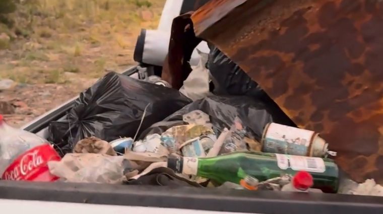 Voluntarios limpiaron el cerro de La Cruz en La Puntilla y sacaron gran cantidad de residuos, pero al poco tiempo el sitio volvió a ensuciarse.