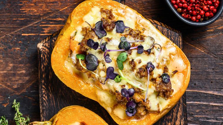 Calabaza rellena de pollo y verduras, una receta sana, económica y fácil