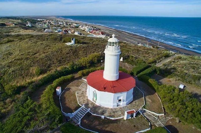 El Faro Río Negro acompaña el paisaje del pueblo y marca el inicio del Camino de la Costa. El Faro Río Negro acompaña el paisaje del pueblo y marca el inicio del Camino de la Costa.