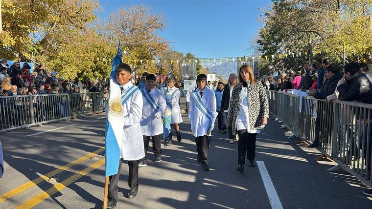 Las escuelas son parte del desfile. Las escuelas son parte del desfile.