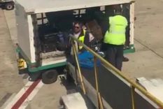 El Ministerio de Transporte de la nación informó que ambos maleteros fueron despedidos tras la viralización del video donde se los ve demorando el despacho del equipaje. Foto: Captura de video