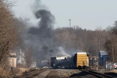 MDZol | Un tren de carga que transportaba productos químicos peligrosos descarrila en East Palestine, Ohio. Foto: DUSTIN FRANZ/AFP VIA GETTY IMAGES