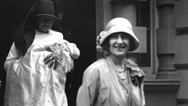 La futura reina, su madre y una enfermera, parten de la casa 17 de Bruton Street para su bautizo. Foto: Getty Images