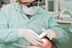 la clinica le exige que devuelva la dentadura postiza y el implante