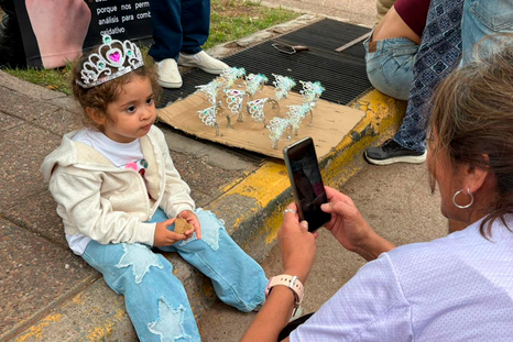 Coronas, carros y niños le dieron color al Carrusel de la Vendimia. Coronas, carros y niños le dieron color al Carrusel de la Vendimia.