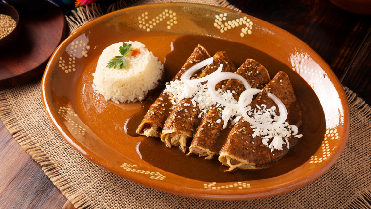 En algunas regiones de México, esta receta se prepara sin relleno, dejando que el mole sea el protagonista absoluto del platillo.