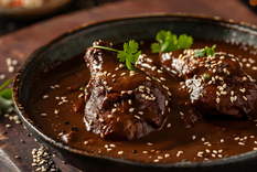 La receta del mole poblano puede contener más de 30 ingredientes diferentes, lo que la convierte en una de las recetas más complejas de la gastronomía mexicana y una de las más antiguas que aún se preparan de forma tradici