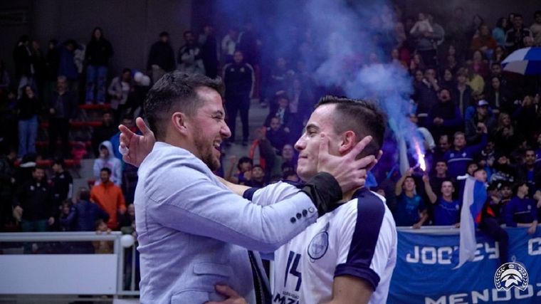 Nicolás De Merolis (DT) y Gonzalo Pires (goleador del torneo) Foto: Fefusa