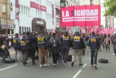 Integrantes del movimiento llevaron neumáticos para quemarlos durante la manifestación Foto: X