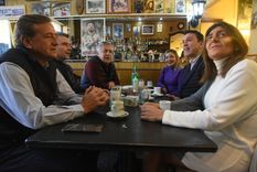 Rodolfo Suarez desayunó en el Sportman Café con Cornejo, Juri, Costarelli, Tadeo García Zalazar y Yamel Ases. Foto: Twitter Rodolfo Suarez