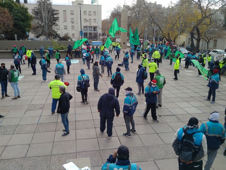 Los trabajadores de Ciudad marcharon por el centro hasta el edificio municipal