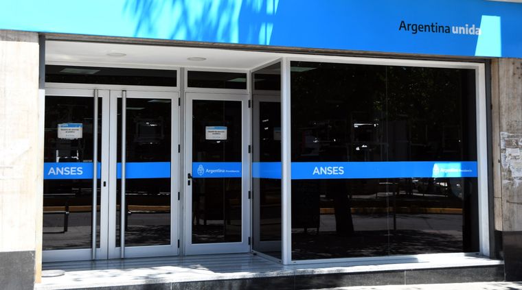 La Anses paga hoy a jubilados y pensionados con DNI terminados en 6 y 7, según el calendario de noviembre. La Anses paga hoy a jubilados y pensionados con DNI terminados en 6 y 7, según el calendario de noviembre.