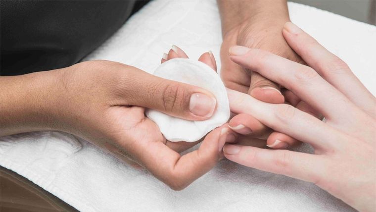 Usa este quitaesmalte casero para devolverle el brillo a tus uñas. Foto: Guapísimas