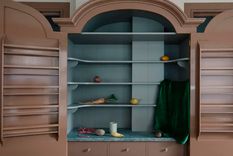 Los gabinetes de cocina? son muebles que se instalan en muchas cocinas para guardar alimentos, equipos de cocina, cubiertos y platos, entre otros. Foto: Plain English Design