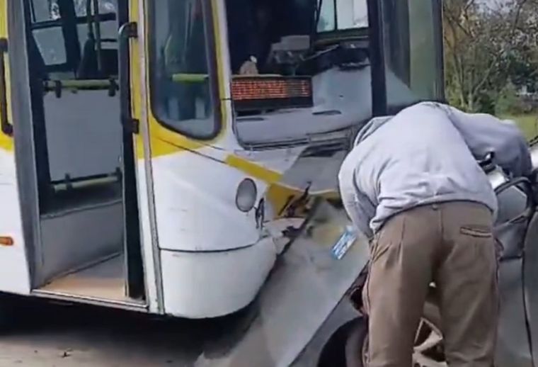 Un remisero chocó de frente con un colectivo y murió en Florencio Varela Foto: Captura de video