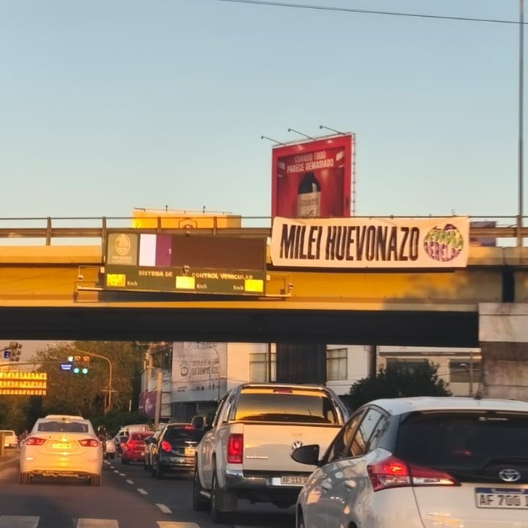 El cartel estuvo colgado durante algunas horas en el puente del Nudo Vial. El cartel estuvo colgado durante algunas horas en el puente del Nudo Vial.