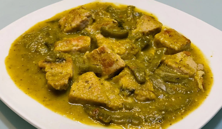 Esta receta es tan vers&aacute;til que en algunos hogares se prepara con salsa verde cruda y en otros completamente cocida, lo que cambia por completo su intensidad de sabor.