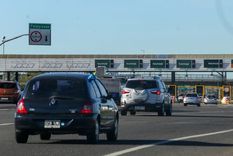 El gobierno actualizó el precio de los peajes. Los montos fijados van desde los $337,60 hasta los $6.000 dependiendo del horario, el tipo de vehículo y el pago manual o automático. Foto: Noticias Argentinas