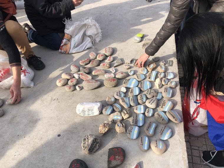 A media tarde, de a poco, las piedras comenzaban a llegar a Plaza de Mayo, a la Quinta de Olivos y a otros monumentos provinciales en los que los ciudadanos recordaron a sus seres queridos.