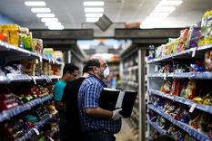 el gobierno retrotrajo precios al 6 de marzo y fijo valores maximos para productos esenciales
