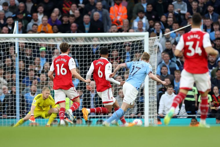 Golazo de De Bruyne para que el City baje al Arsenal y aceche en la Premier