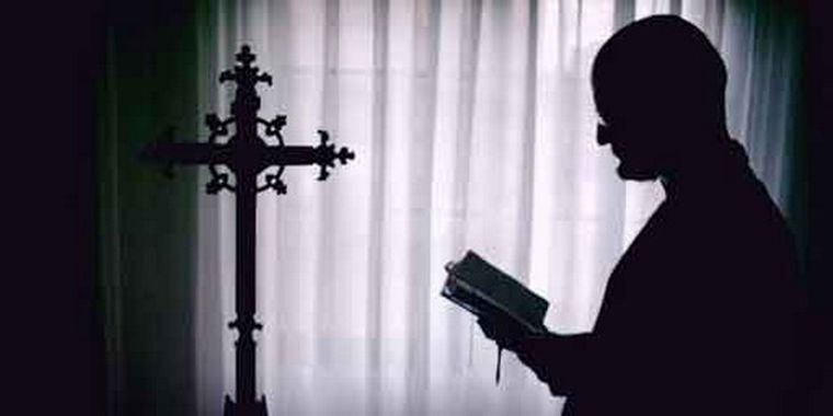 Se cuestiona la relación entre el sacerdocio y el celibato