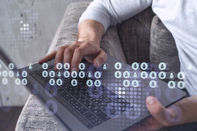 La falta de control sobre la propia huella digital han generado desconfianza estructural. La falta de control sobre la propia huella digital han generado desconfianza estructural.