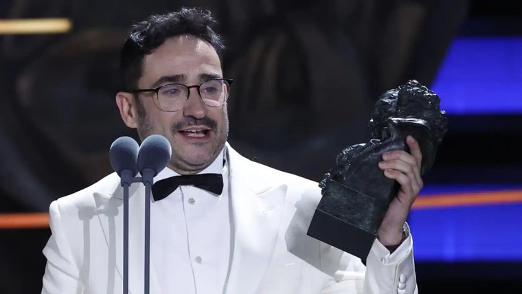 J.A. Bayona levanta el Goya como Mejor director Foto: EFE
