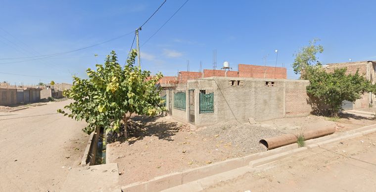 El frente de la vivienda en el barrio El Rosedal de Maipú que sufrió el impacto de la camioneta el domingo por la noche. El frente de la vivienda en el barrio El Rosedal de Maipú que sufrió el impacto de la camioneta el domingo por la noche.