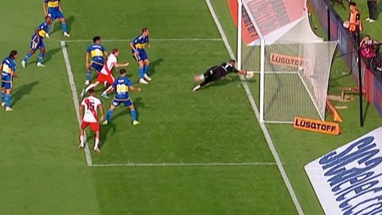 La jugada que pudo haber cambiado el rumbo del partido. Foto: Captura video