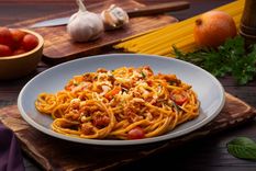 Espaguetis de pollo y champiñones Una receta de espeguetis con champiñones y pollo para hacer en pocos pasos. Foto: Shutterstock