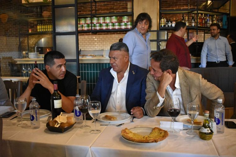 Riquelme, Tapia y Virraroel. Foto: Liga Profesional de Fútbol