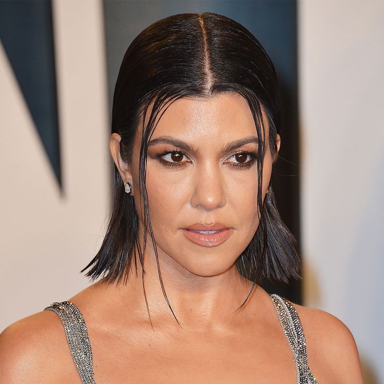 Kourtney Kardashian deslumbró al mostrar su embarazo posando solo con un velo transparente.