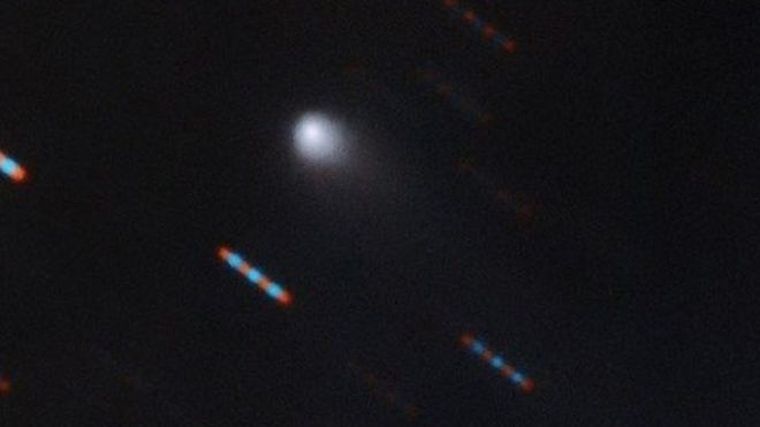 En su primera foto, el nuevo visitante interestelar muestra su cola de cometa. Las imágenes rojas y azules corresponden a estrellas de fondo que aparecen distorsionadas por el movimiento del cometa.