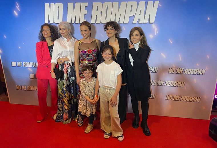 Carla Peterson y Julieta Díaz, en el centro, protagonizan No me rompan Foto: Gabriel Sotelo