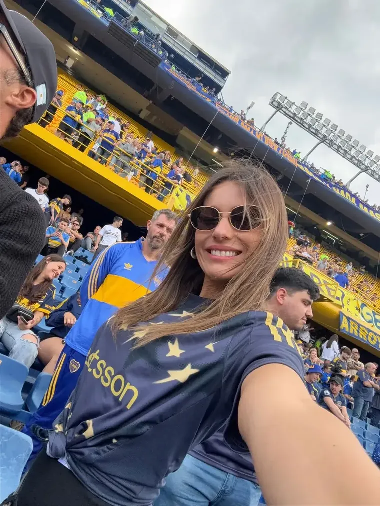 Pampita se mezcló entre los fanáticos y compartió su experiencia desde la tribuna. Pampita se mezcló entre los fanáticos y compartió su experiencia desde la tribuna.