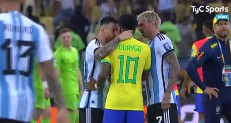 Messi y la toma del cuello a Rodrygo Foto: Captura