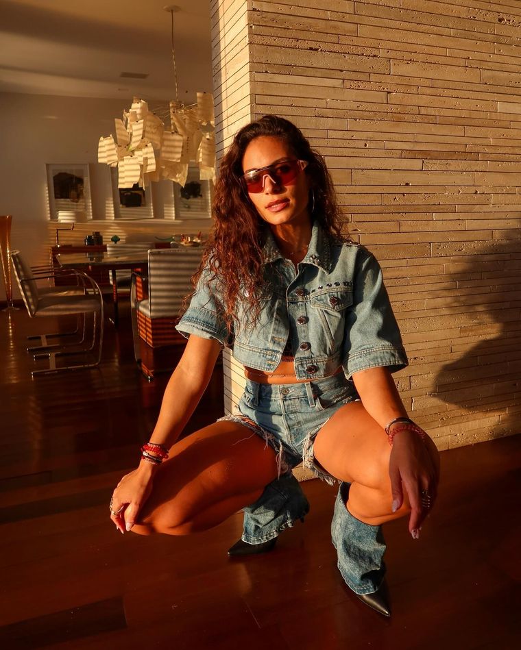 Isadora Figueroa conquista a sus fans con su música y diversos looks. Foto: Instagram/Isadora Figueroa